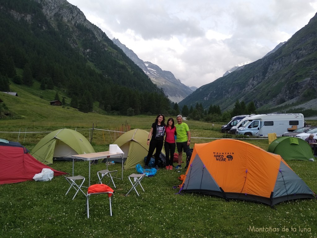 Nuria, Tere y Joaquín Murcia en el camping de Zinal